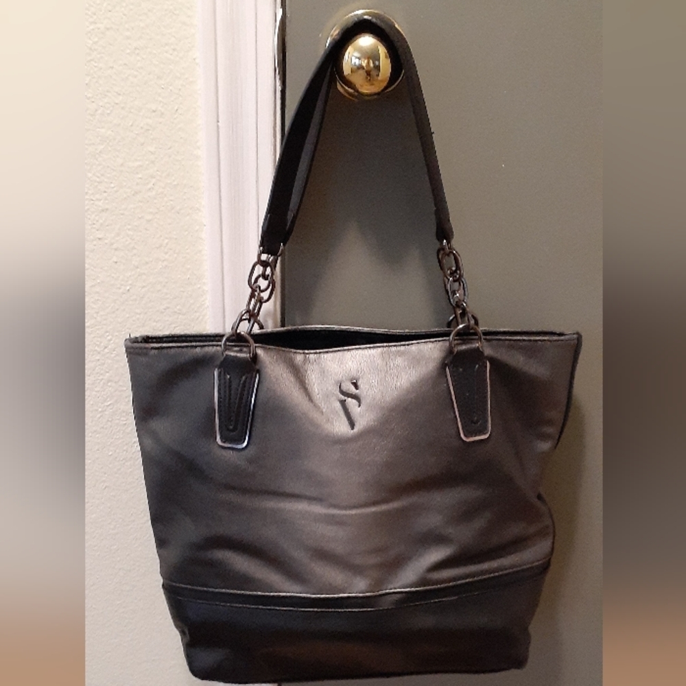 Vera Wang handbag/purse in pewter and black.